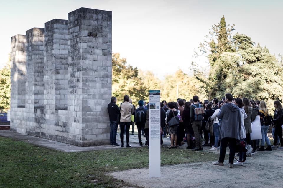 pubblico che osserva l’opera d’arte Four Pillars di Sol LeWitt 