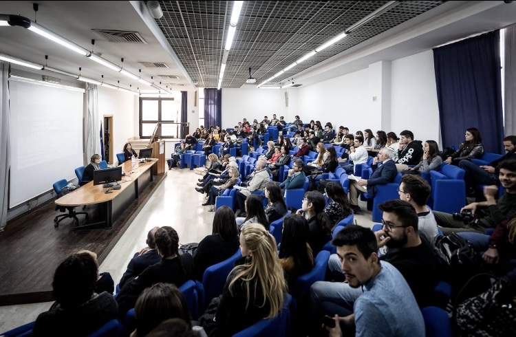 Sala conferenze universitaria gremita di studenti 